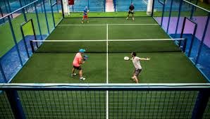 Padel Tennis: Der aufstrebende Sport für alle Altersgruppen